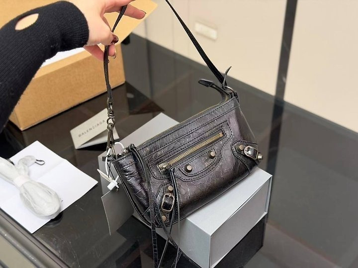 르 시티 파우치 온 스트랩